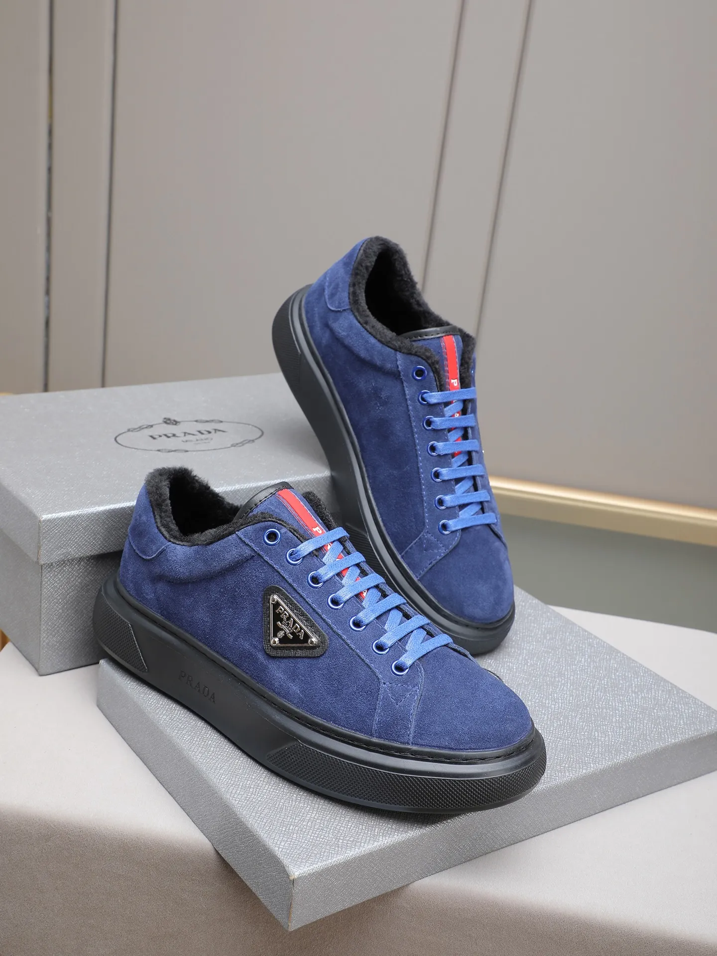 PP440 Prada/Prada men's new casual shoes, this upper is made of imported calfskin + velvet lining! The outside is decorated with the P family's classic metal triangle enamel logo, and the outsole is made of non-slip sports foam ultra-light outsole, which feels good on the feet and is a fashionable and fashionable item! Four colors to choose from!  Size: 38-44 (45 customized)